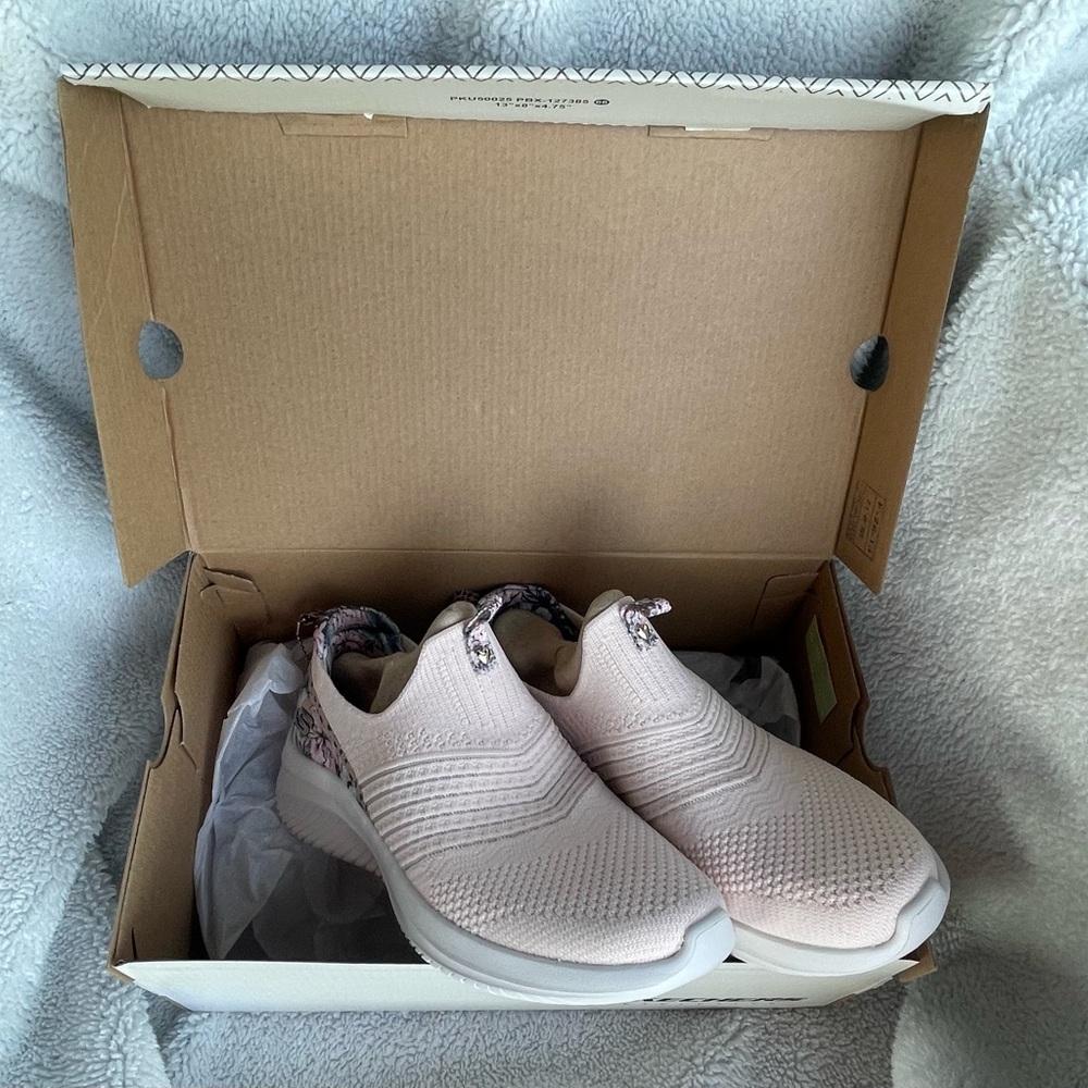 Skechers Women's Light Pink Knit Slip-On Sneakers - size 8.5 - Picture 3 of 4